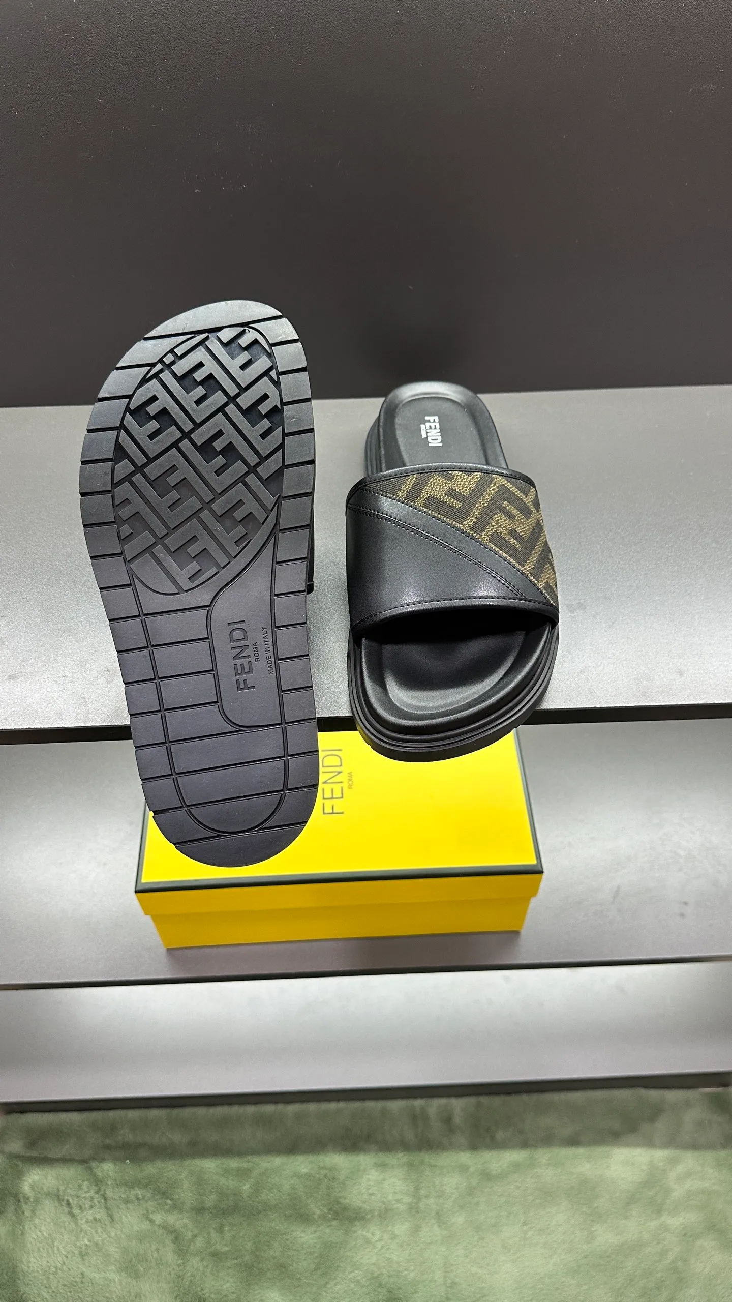 P300 [Fendi Slippers] High-end men's shoes brand, official website 1:1 latest masterpiece: original mold customization, fabrics made of imported original materials, upgraded outsole, lighter and non-slip. The market's top quality, simple yet tasteful, a must-have for fashionistas, fashionable at your feet, full of confidence, the same style at the counter 👍The season of summer slippers is here. Code: 38-45, 46 order